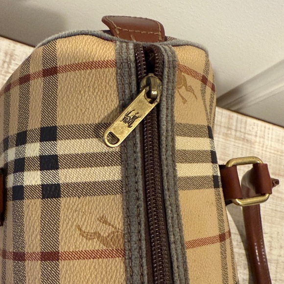 Burberrys Tan Nova or Haymarket Checked Boston Bag - Picture 11 of 13